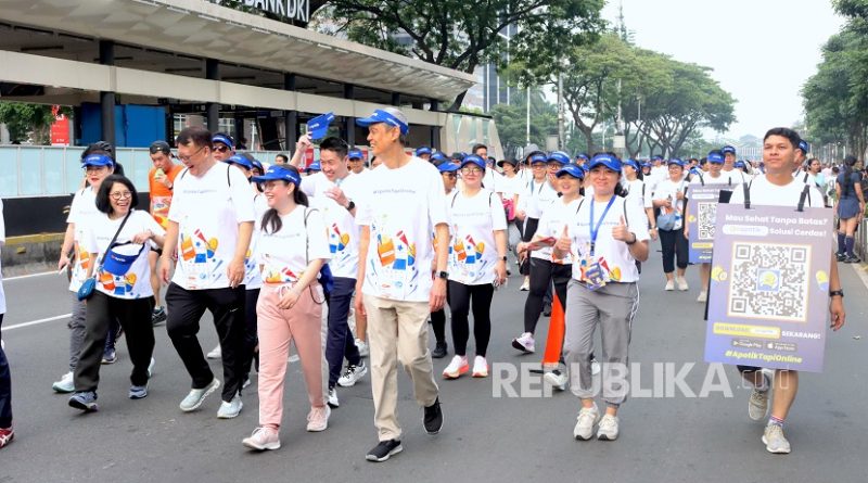 GoApotik mengajak masyarakat untuk hidup lebih aktif melalui kegiatan Fun Walk di area Car Free Day (CFD) Senayan, Jakarta