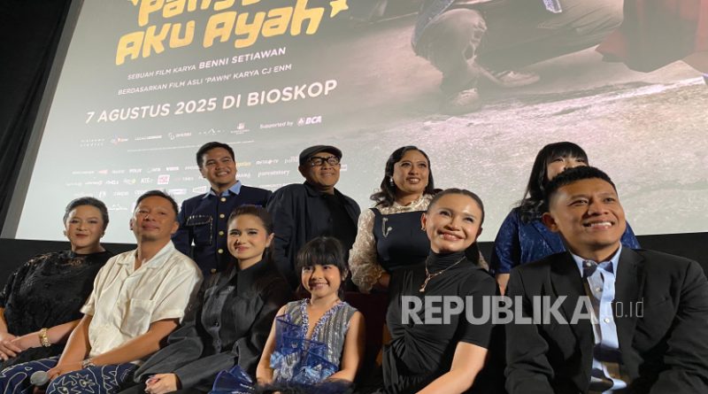 Jajaran filmmaker dan pemain film Panggil Aku Ayah dalam konferensi pers di Epicentrum, Jakarta, Rabu (30/7/2025).
