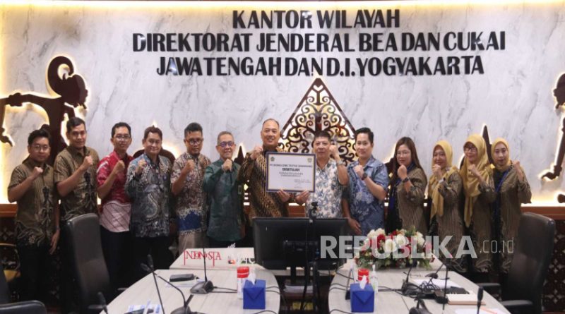 Kantor Wilayah (Kanwil) Bea Cukai Jawa Tengah dan Daerah Istimewa Yogyakarta (Jateng DIY) memberikan fasilitas kawasan berikat kepada dua perusahaan manufaktur, yakni PT Aroma Footwear Indonesia dan PT Donglong Textile Semarang.