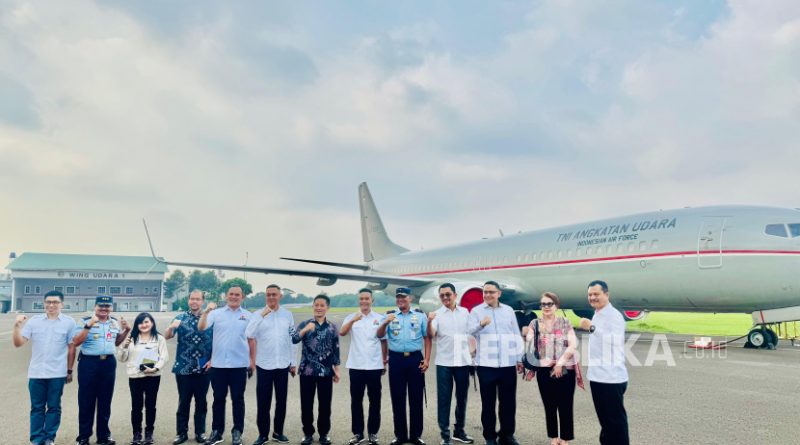 Ketum Kadin Anindya Novyan Bakrie saat meninjau persiapan acara peresmian retret Kadin di Pangkalan Udara (Lanud) TNI Angkatan Udara (AU) Halim Perdanakusuma, Kamis (7/8/2025).