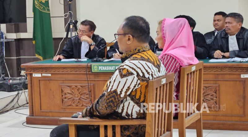 Mantan wali kota Semarang, Hevearita Gunaryanti Rahayu alias Mbak Ita, dan suaminya, Alwin Basri, mengikuti persidangan dengan agenda pembacaan vonis di Pengadilan Tipikor Semarang, Jawa Tengah, Rabu (27/8/2025).
