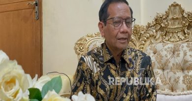 Pakar hukum tata negara, Prof. Mahfud MD saat diwawancarai di kediamannya di Kabupaten Sleman, Jumat (1/8/2025).