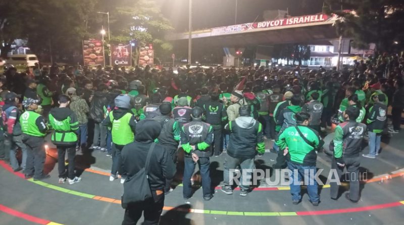 Ratusan pengendara ojek online (ojol) di Kota Bandung dan sekitarnya menyalakan lilin sebagai bentuk solidaritas di Taman Cikapayang terhadap rekannya yang dilindas mobil rantis Brimob, Kamis (28/8/2025) malam. Diketahui, korban bernama Affan Kurniawan (20 tahun) seorang ojek online.