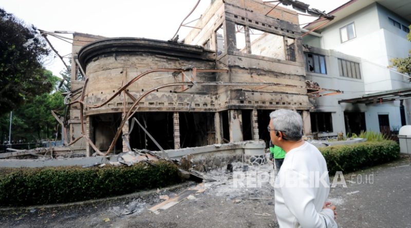 Rumah aset MPR RI di Jalan Diponegoro, Kota Bandung yang terbakar saat demonstrasi di Gedung DPRD Jawa Barat