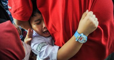 Anak menangis di sekolah (ilustrasi). Tidak ada tolok ukur baku seperti satu pekan atau satu bulan untuk menyatakan anak cocok atau tidak dengan suatu sekolah.