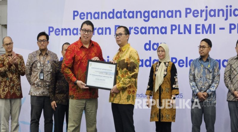 Telkom melakukan pembelian 35.067 unit Renewable Energy Certificate (REC) dari PT Energi Manajemen Indonesia (PLN EMI).  Penyerahan REC dilakukan di Gedung PLN UID Jawa Barat, pada Selasa (29/7/2025) dihadiri oleh VP Network/IT Stra, Tech, & Architecture Telkom Ermono Liman Prabowo.