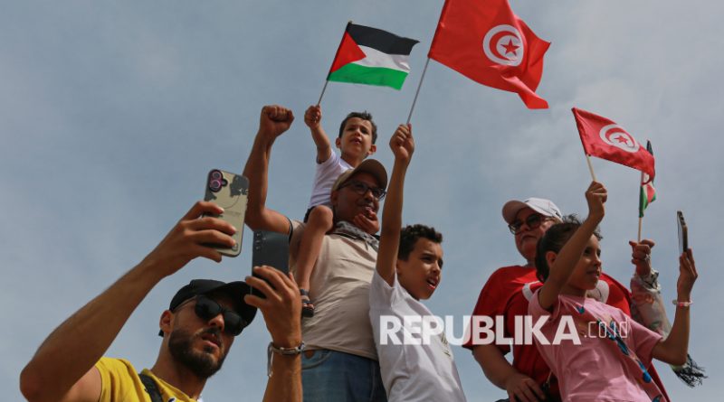 Warga bersama relawan menyambut kapal-kapal Armada Sumud Global di Pelabuhan Sidi Bou Said, Tunisia, Ahad (6/9/2025).
