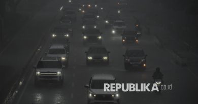 Pengendara melintas di Jalan Sudirman saat hujan di Jakarta, Senin (28/7/2025). Sejumlah wilayah di Jakarta Pusat, Jakarta Selatan dan Timur diguyur hujan pada siang hari pukul 13.30 WIB. Suasana lalu lintas di kawasan Sudirman sempat mengalami kemacetan akibat intensitas hujan tinggi. Sementara BMKG mengimbau masyarakat untuk waspada terhadap potensi perubahan cuaca serta disarankan membawa perlengkapan seperti payung dan jas hujan.