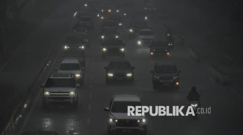 Pengendara melintas di Jalan Sudirman saat hujan di Jakarta, Senin (28/7/2025). Sejumlah wilayah di Jakarta Pusat, Jakarta Selatan dan Timur diguyur hujan pada siang hari pukul 13.30 WIB. Suasana lalu lintas di kawasan Sudirman sempat mengalami kemacetan akibat intensitas hujan tinggi. Sementara BMKG mengimbau masyarakat untuk waspada terhadap potensi perubahan cuaca serta disarankan membawa perlengkapan seperti payung dan jas hujan.