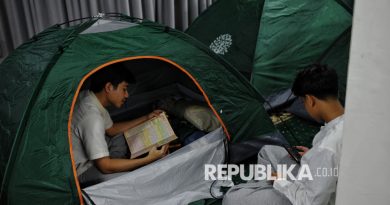 Jamaah membaca Alquran saat itikaf di Masjid Al Falah Apartemen Bassura City, Jakarta, Senin (24/3/2025) malam. Dewan Kemakmuran Masjid (DKM) Masjid Al Falah pertama kali menggelar itikaf dengan menyediakan fasilitas tenda untuk jamaahnya yang bermukim di masjid pada 10 hari terakhir di bulan suci Ramadhan guna menghidupkan lailatul qadar. Kegiatan itikaf tersebut meliputi kegiatan buka puasa bersama, tarawih, kajian, tahajud dan sahur bersama. Itikaf merupakan kegiatan bermukim di masjid dengan melakukan berbagai macam ibadah seperti shalat, membaca Al Quran dan mendengarkan kajian yang dilakukan umat muslim pada 10 hari terakhir di bulan Ramadhan untuk menjemput lailatul qadar atau malam penuh kemuliaan karena merupakan malam di turunkannya Al Quran.