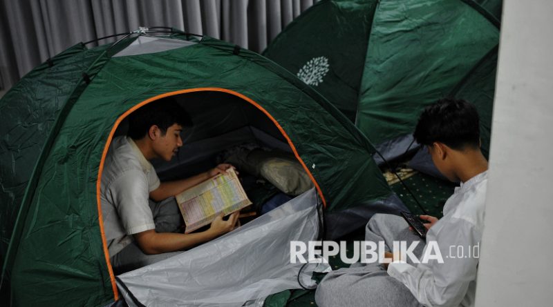 Jamaah membaca Alquran saat itikaf di Masjid Al Falah Apartemen Bassura City, Jakarta, Senin (24/3/2025) malam. Dewan Kemakmuran Masjid (DKM) Masjid Al Falah pertama kali menggelar itikaf dengan menyediakan fasilitas tenda untuk jamaahnya yang bermukim di masjid pada 10 hari terakhir di bulan suci Ramadhan guna menghidupkan lailatul qadar. Kegiatan itikaf tersebut meliputi kegiatan buka puasa bersama, tarawih, kajian, tahajud dan sahur bersama. Itikaf merupakan kegiatan bermukim di masjid dengan melakukan berbagai macam ibadah seperti shalat, membaca Al Quran dan mendengarkan kajian yang dilakukan umat muslim pada 10 hari terakhir di bulan Ramadhan untuk menjemput lailatul qadar atau malam penuh kemuliaan karena merupakan malam di turunkannya Al Quran.