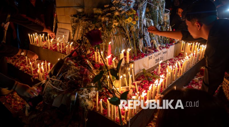 Sejumlah peserta  menyalakan lilin dan meletakkan bunga saat aksi solidaritas meninggalnya mahasiswa Fakultas Hukum Universitas Negeri Semarang (Unnes) Iko Juliant Junior di Unnes, Semarang, Jawa Tengah, Selasa (2/9/2025). Aksi yang diikuti ratusan mahasiswa dan alumni gabungan sejumlah universitas di Kota Semarang dan sekitarnya itu untuk mendoakan Iko yang dinilai meninggal secara janggal, serta untuk mendoakan peserta aksi unjuk rasa di Indonesia yang mengalami luka-luka maupun meninggal dunia.