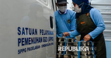 Petugas memasukkan ompreng berisi menu MBG ke dalam mobil untuk didistribusikan ke sekolah di SPPG Sindanglaya, Kabupaten Pandeglang, Banten, Selasa (9/9/2025).
