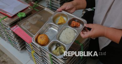 Wali siswa mengecek kualitas hidangan Makanan Bergizi Gratis (MBG) di SDN Pejaten Barat 01 Pagi, Jakarta Selatan, Senin (29/9/2025).