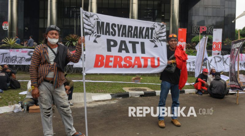 Massa yang tergabung dalam Aliansi Masyarakat Pati Bersatu (AMPB) saat mengikuti aksi di depan Gedung Merah Putih KPK, Jakarta, Senin (1/9/2025). Dalam aksinya mereka menuntut KPK menetapkan Bupati Pati Sudewo sebagai tersangka dalam kasus dugaan korupsi pengadaan pembangunan jalur kereta api pada lingkungan Direktorat Jenderal Perkeretaapian (DJKA) Kementerian Perhubungan (Kemenhub) 2018-2022.