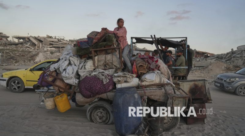 Pemuda Palestina berdiri di atas gerobak saat mengungsi dari Jalur Gaza utara bersama keluarganya di Kota Gaza, Senin (1/9/2025).