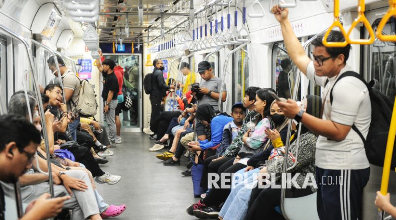 PT MRT Jakarta (Perseroda) menyatakan layanan MRT tetap beroperasi pascakebakaran di pusat jajanan (food court) di Jalan RS Fatmawati. (ilustrasi)
