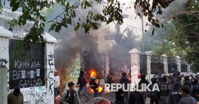 Sejumlah massa membakar gerbang dan melempari Gedung DPRD Jawa Barat (Jabar) saat aksi demonstrasi di depan Gedung DPRD Jabar, Jalan Diponegoro, Kota Bandung, Senin (1/9/2025). Aparat akhirnya membubarkan paksa massa yang umumnya berpakaian hitam-hitam ini, karena dianggap anarkis dan memancing kerusuhan.
