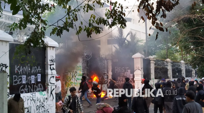 Sejumlah massa membakar gerbang dan melempari Gedung DPRD Jawa Barat (Jabar) saat aksi demonstrasi di depan Gedung DPRD Jabar, Jalan Diponegoro, Kota Bandung, Senin (1/9/2025). Aparat akhirnya membubarkan paksa massa yang umumnya berpakaian hitam-hitam ini, karena dianggap anarkis dan memancing kerusuhan.