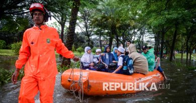 Petugas mengevakuasi warga dan pelajar menggunakan perahu saat banjir akibat hujan deras di Perumahan Magnolia Residence, Kota Tangerang, Banten, Selasa (12/8/2025). Badan Meteorologi, Klimatologi dan Geofisika (BMKG) mengimbau masyarakat untuk waspada menghadapi potensi cuaca ekstrem seiring meningkatnya curah hujan yang dipicu oleh kombinasi fenomena atmosfer di berbagai wilayah Indonesia sejak awal Agustus 2025.