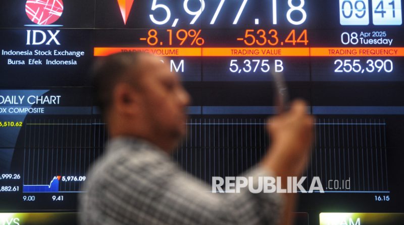 Jurnalis memantau layar pergerakan Indeks Harga Saham Gabungan (IHSG) di Bursa Efek Indonesia (BEI) Jakarta, Selasa (8/4/2025). IHSG dibuka anjlok 9,19 persen ke level 5.912,06 pada perdagangan Selasa (8/4/2025) di tengah gonjang ganjing penerapan kebijakan tarif impor oleh Presiden Amerika Serikat (AS) Donald Trump. Bursa Efek Indonesia (BEI) langsung mengambil tindakan tegas berupa trading halt dan penyesuaian batas Auto Rejection Bawah (ARB) demi menjaga stabilitas pasar. Pada pukul 09.00 WIB, BEI menghentikan sementara perdagangan sistem JATS karena IHSG tercatat turun hingga 8 persen. Perdagangan dilanjutkan kembali pada pukul 09.30 WIB tanpa perubahan jadwal.