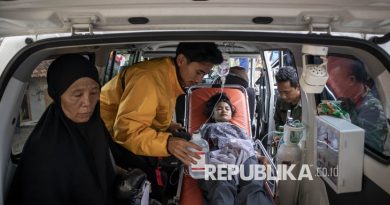 Siswa korban keracunan usai menyantap menu makan bergizi gratis (MBG) mendapat perwatan di dalam mobil ambulans di Posko Penanganan di Kantor Kecamatan Cipongkor, Kabupaten Bandung Barat, Jawa Barat, Rabu (24/9/2025). Sekretaris Daerah (Sekda) Pemprov Jawa Barat Herman Suryatman mengatakan sebanyak 500 pelajar di Kecamatan Cipongkor mengalami keracunan yang diduga akibat menyantap hidangan makan bergizi gratis pada (24/9).
