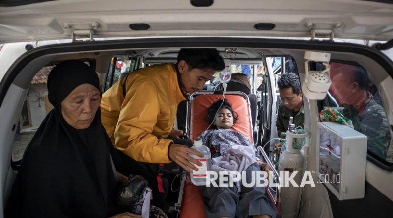 Siswa korban keracunan usai menyantap menu makan bergizi gratis (MBG) mendapat perwatan di dalam mobil ambulans di Posko Penanganan di Kantor Kecamatan Cipongkor, Kabupaten Bandung Barat, Jawa Barat, Rabu (24/9/2025). Sekretaris Daerah (Sekda) Pemprov Jawa Barat Herman Suryatman mengatakan sebanyak 500 pelajar di Kecamatan Cipongkor mengalami keracunan yang diduga akibat menyantap hidangan makan bergizi gratis pada (24/9).