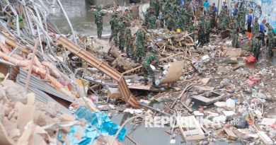 Prajurit TNI bersama petugas kebersihan dan warga bergotong-royong membersihkan sampah dan puing-puing bangunan yang hanyut akibat diterjang banjir di Sungai Badung, Denpasar, Bali, Ahad (14/9/2025). Sebanyak 500 orang dari unsur TNI, Polri, aparatur sipil negara (ASN), dan masyarakat bersama-sama membersihkan sampah, lumpur, dan puing-puing bangunan akibat bencana banjir tersebut untuk mendukung optimalisasi upaya penanganan pasca bencana serta pemulihan kawasan yang terdampak.