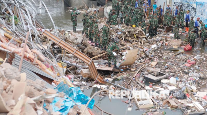 Prajurit TNI bersama petugas kebersihan dan warga bergotong-royong membersihkan sampah dan puing-puing bangunan yang hanyut akibat diterjang banjir di Sungai Badung, Denpasar, Bali, Ahad (14/9/2025). Sebanyak 500 orang dari unsur TNI, Polri, aparatur sipil negara (ASN), dan masyarakat bersama-sama membersihkan sampah, lumpur, dan puing-puing bangunan akibat bencana banjir tersebut untuk mendukung optimalisasi upaya penanganan pasca bencana serta pemulihan kawasan yang terdampak.