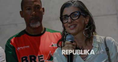Pelapor Khusus PBB untuk Wilayah Palestina yang diduduki Francesca Albanese bersama cucu dari Presiden Afrika Selatan Nelson Mandela, Mandla Mandela menyampaikan keterangan pers terkait misi kemanusiaan untuk Gaza yang terbagung dalam gerakan Global Sumud Flotilla di Tunisia, Senin (8/9/2025). Dalam keterangannya Francesca dan Mandla Mandela mendukung penuh gerakan pelayaran akbar ini yang diikuti oleh sekitar 44 negara dengan tujuan berusaha membuka koridor kemanusiaan bagi warga Palestina atas pengepungan dan genosida yang dilakukan oleh Israel.