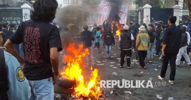 Sejumlah massa membakar gerbang dan melempari Gedung DPRD Jawa Barat (Jabar) saat aksi demonstrasi di depan Gedung DPRD Jabar, Jalan Diponegoro, Kota Bandung, Senin (9/1/2025). Setelah diperingatkan, aparat akhirnya membubarkan paksa massa yang umumnya berpakaian hitam-hitam ini.