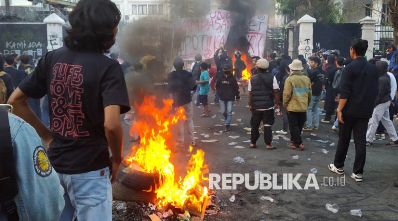 Sejumlah massa membakar gerbang dan melempari Gedung DPRD Jawa Barat (Jabar) saat aksi demonstrasi di depan Gedung DPRD Jabar, Jalan Diponegoro, Kota Bandung, Senin (9/1/2025). Setelah diperingatkan, aparat akhirnya membubarkan paksa massa yang umumnya berpakaian hitam-hitam ini.