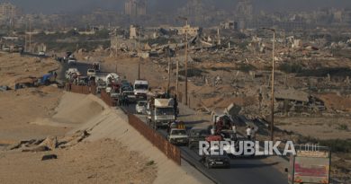 Pengungsi Palestina yang melarikan diri dari Jalur Gaza utara membawa barang-barang mereka di sepanjang Jalan Laut, dekat Wadi Gaza, Sabtu, 30 Agustus 2025.