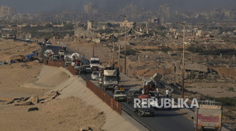 Pengungsi Palestina yang melarikan diri dari Jalur Gaza utara membawa barang-barang mereka di sepanjang Jalan Laut, dekat Wadi Gaza, Sabtu, 30 Agustus 2025.