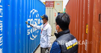 Bea Cukai Tanjung Priok bersama Badan Pengawas Tenaga Nuklir (BAPETEN) mengawasi proses pemeriksaan kontainer terindikasi mengandung bahan radioaktif serta reekspor ke negara asal di TPS PT Dharma Kartika Bhakti dan TPS Terminal 3 Pelabuhan Tanjung Priok, Ahad (21/9/2025).