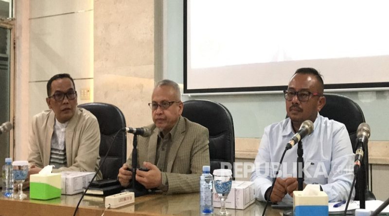 Juru Bicara Universitas Islam Sultan Agung (Unissula) Semarang, Jawade Hafidz (tengah), memberikan keterangan pers soal kasus dosen Fakultas Hukum Unissula yang diduga melakukan intimidasi kepada dokter di Rumah Sakit Islam Sultan Agung, Kamis (18/9/2025).