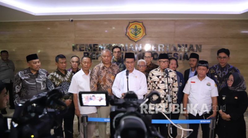 Mentan Amran Sulaiman menegaskan, petani merupakan tulang punggung bangsa yang harud didukung penuh agar hasil produksinya terserap maksimal.