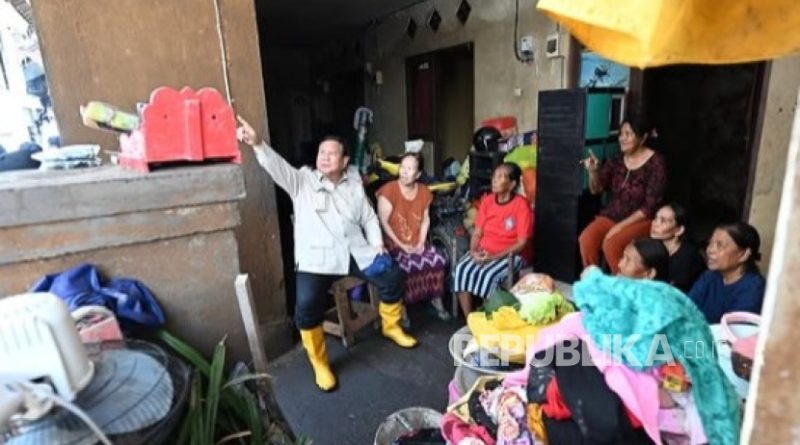 Presiden Prabowo Subianto, didampingi oleh Sekretaris Kabinet (Seskab) Teddy Indra Wijaya, menyusuri area pemukiman warga di dekat Pasar Badung, Kota Denpasar, Bali, Sabtu (13/9/2025).
