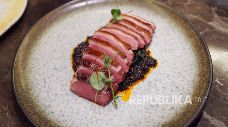 Smoke Duck Madura di A.RA.SA Restaurant & Bar yang berlokasi di Ascott Menteng Jakarta.