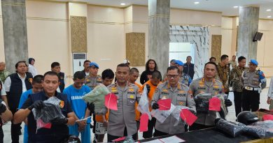 Wakapolda Jawa Tengah (Jateng) Brigjen Pol Latif Usman (kedua dari kiri), beserta jajaran, menunjukkan barang bukti dari tersangka pelemparan batu serta bom molotov dalam kerusuhan yang terjadi dalam demonstrasi di Kota Semarang pada 29 Agustus 2025 lalu, Jumat (19/9/2025).