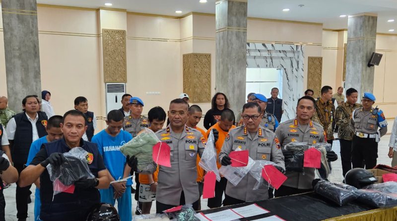 Wakapolda Jawa Tengah (Jateng) Brigjen Pol Latif Usman (kedua dari kiri), beserta jajaran, menunjukkan barang bukti dari tersangka pelemparan batu serta bom molotov dalam kerusuhan yang terjadi dalam demonstrasi di Kota Semarang pada 29 Agustus 2025 lalu, Jumat (19/9/2025).