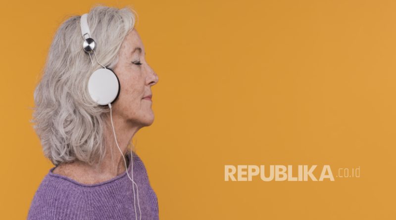 Wanita penderita Alzheimer mendengarkan musik (ilustrasi). Musik dapat digunakan sebagai sarana untuk membantu penderita demensia termasuk Alzheimer dan Parkinson dalam memulihkan memori, meningkatkan fungsi otak, dan memperbaiki kualitas hidup secara menyeluruh.