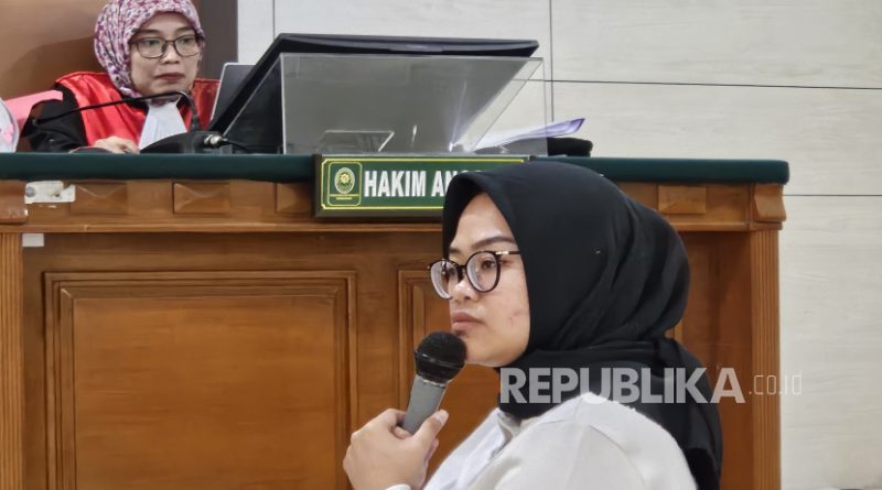 Zara Yupita Azra, senior sekaligus terdakwa dalam kasus dugaan perundungan dan pemerasan almarhumah Aulia Risma Lestari, mahasiswi PPDS Anestesia Undip, diperiksa dalam persidangan yang digelar di Pengadilan Negeri Semarang, Rabu (6/8/2025).
