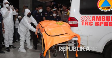 Petugas membawa jenazah korban runtuhnya bangunan mushala Pondok Pesantren (Ponpes) Al Khoziny untuk diidentifikasi di Rumah Sakit Bhayangkara H.S. Samsoeri Mertojoso, Surabaya, Jawa Timur, Jumat (3/10/2025). Pada Jumat (3/10) hingga sekitar pukul 18.00 WIB Polda Jawa Timur telah menerima delapan jenazah korban bangunan mushala Ponpes Al Khoziny di Buduran, Sidoarjo yang runtuh pada Senin (29/9) untuk dilakukan identifikasi.