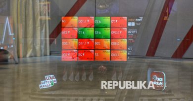 Layar digital yang menampilkan pergerakan Indeks Harga Saham Gabungan (IHSG) di Bursa Efek Indonesia (BEI), Jakarta, Senin (1/9/2025). Indeks Harga Saham Gabungan (IHSG) Bursa Efek Indonesia (BEI) tercatat pada senin pagi dibuka melemah 210,39 poin atau 2,69 persen ke posisi 7.620,10. Sedangkan pada penutupan IHSG masih berada zona merah ke posisi 7.736,06 atau ditutup merosot 1,21 persen dari level 7.830,49.