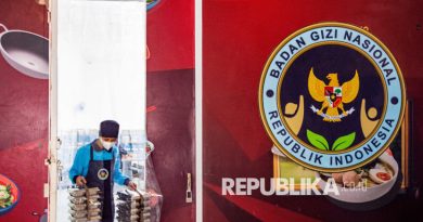 Petugas membawa food tray atau piring makan bergizi gratis (MBG) untuk disusun di dapur Satuan Pelayanan Pemenuhan Gizi (SPPG) Antapani Kulon, Bandung, Jawa Barat, Jumat (10/10/2025). SPPG tersebut akan menyediakan sedikitnya 2400 paket untuk 13 sekolah dasar dan taman kanak-kanak di kawasan sekitar yang mulai didistribusikan pada Senin (13/10) mendatang.