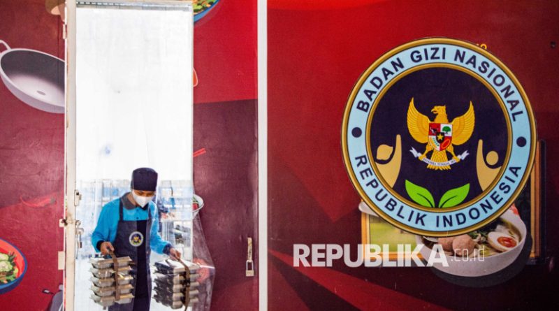 Petugas membawa food tray atau piring makan bergizi gratis (MBG) untuk disusun di dapur Satuan Pelayanan Pemenuhan Gizi (SPPG) Antapani Kulon, Bandung, Jawa Barat, Jumat (10/10/2025). SPPG tersebut akan menyediakan sedikitnya 2400 paket untuk 13 sekolah dasar dan taman kanak-kanak di kawasan sekitar yang mulai didistribusikan pada Senin (13/10) mendatang.