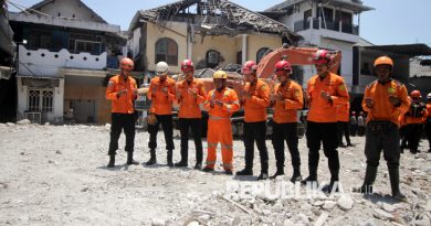 Tim Basarnas membacakan doa untuk korban bangunan mushalla di Pondok Pesantren (Ponpes) Al Khoziny di Kecamatan Buduran, Sidoarjo, Jawa Timur, Selasa (7/10/2025). Data BNPB, dari rangkaian operasi SAR yang telah dilakukan, jumlah korban secara keseluruhan tercatat sebanyak 165 jiwa, di mana sebanyak 61 meninggal dunia, 104 dinyatakan selamat dengan rincian; 4 masih dalam perawatan, dan 99 telah kembali kerumah setelah perawatan dan satu jiwa tidak memerlukan perawatan.