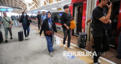 Pemudik berjalan menuju gerbong kereta cepat WHOOSH di Stasiun Kereta Cepat Halim, Jakarta, Jumat (28/3/2025). H-3 Lebaran KCIC mencatat adanya peningkatan jumlah penumpang di seluruh stasiun Whoosh. Diprediksi jumlah penumpang hari ini mencapai 18 hingga 20 ribu. Angka tersebut meningkat jika dibandingkan hari kemarin yang berkisar di 16 ribu penumpang per hari. Selain itu, KCIC memproyeksikan jumlah penumpang Whoosh selama angkutan Lebaran akan meningkat hingga 30%, mencapai hingga 24 ribu penumpang per hari. Dalam periode mudik kali ini KCIC telah menambah jumlah perjalanan Kereta sebanyak 62 jadwal dengan headway setiap 30 menit. Jumlahnya meningkat 20% dibandingkan angkutan lebaran 2024 dimana KCIC mengoperasikan sebanyak 52 perjalanan Whoosh per hari.
