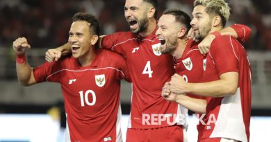 Marc Anthony Klok  (kedua kanan) saat membela timnas Indonesia.